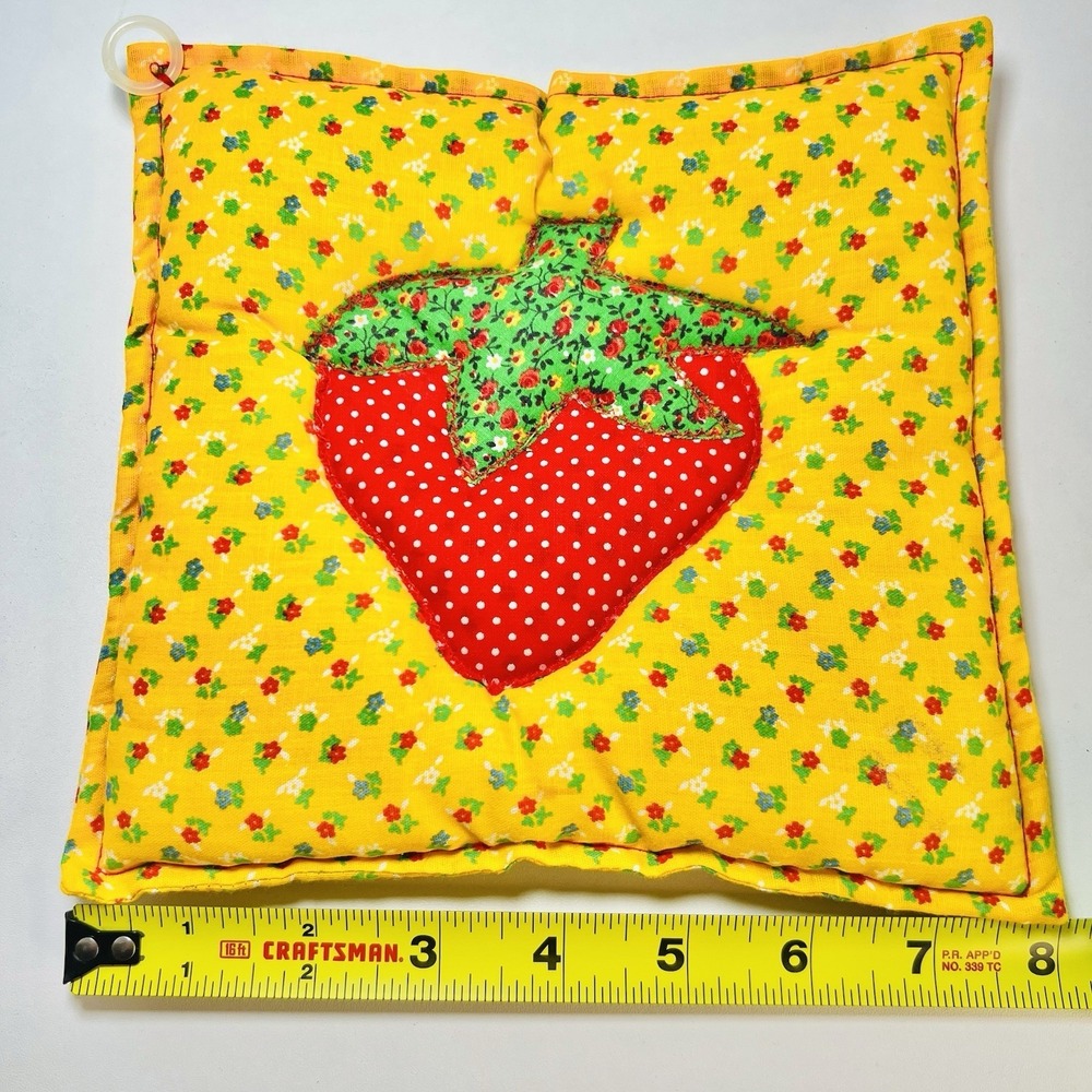Strawberry & Floral Quilted Potholder - Handmade Retro Kitchen - Picture 5 of 6